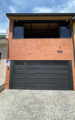 Casa à venda com 140m², 3 quartos e 2 vagas Casa à venda com 140m², 3 quartos e 2 vagasFachada