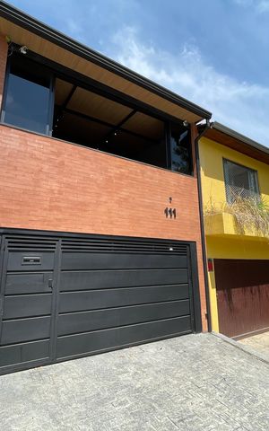 Casa à venda com 140m², 3 quartos e 2 vagas Casa à venda com 140m², 3 quartos e 2 vagasFachada
