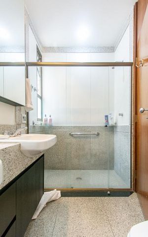 Apartamento à venda com 212m², 4 quartos e 3 vagasBanheiro da Suíte 1