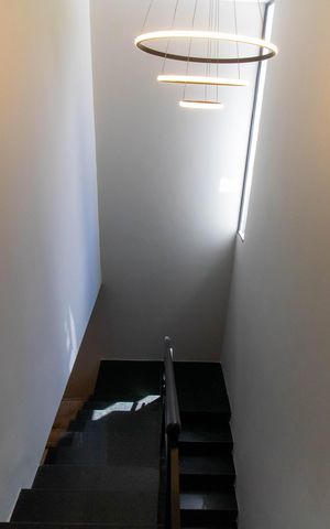 Casa à venda com 123m², 3 quartos e 2 vagas Casa à venda com 123m², 3 quartos e 2 vagasEscada