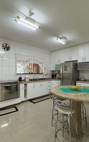 Casa à venda com 260m², 3 quartos e 3 vagas Casa à venda com 260m², 3 quartos e 3 vagasCozinha