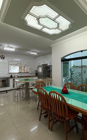 Casa à venda com 260m², 3 quartos e 3 vagas Casa à venda com 260m², 3 quartos e 3 vagasCozinha