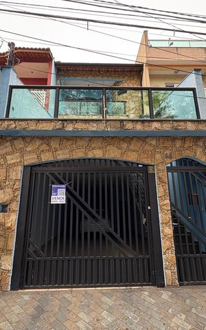 Casa à venda com 260m², 3 quartos e 3 vagas Casa à venda com 260m², 3 quartos e 3 vagasFachada