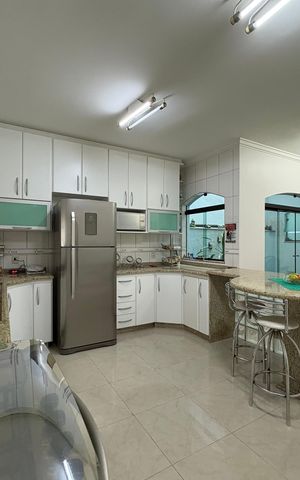 Casa à venda com 260m², 3 quartos e 3 vagas Casa à venda com 260m², 3 quartos e 3 vagasCozinha