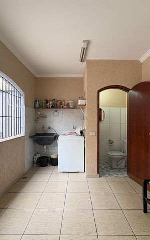 Casa à venda com 260m², 3 quartos e 3 vagas Casa à venda com 260m², 3 quartos e 3 vagasLavanderia
