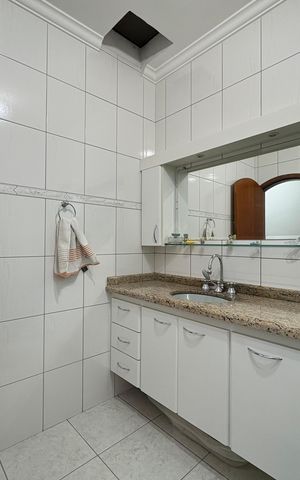 Casa à venda com 260m², 3 quartos e 3 vagas Casa à venda com 260m², 3 quartos e 3 vagasBanheiro