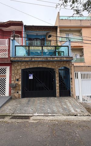 Casa à venda com 260m², 3 quartos e 3 vagas Casa à venda com 260m², 3 quartos e 3 vagasFachada