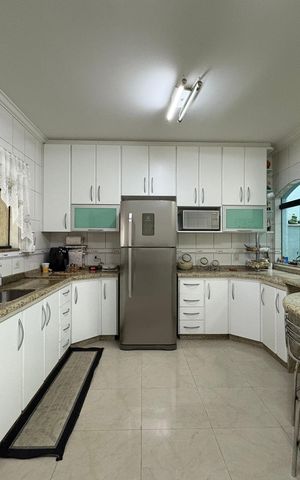 Casa à venda com 260m², 3 quartos e 3 vagas Casa à venda com 260m², 3 quartos e 3 vagasCozinha