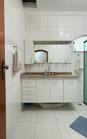 Casa à venda com 260m², 3 quartos e 3 vagas Casa à venda com 260m², 3 quartos e 3 vagasBanheiro