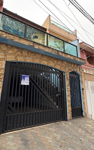 Casa à venda com 260m², 3 quartos e 3 vagas Casa à venda com 260m², 3 quartos e 3 vagasFachada