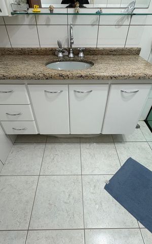 Casa à venda com 260m², 3 quartos e 3 vagas Casa à venda com 260m², 3 quartos e 3 vagasBanheiro