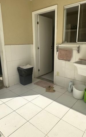 Casa de condomínio à venda com 250m², 5 quartos e 2 vagas Casa de condomínio à venda com 250m², 5 quartos e 2 vagasÁrea de Serviço