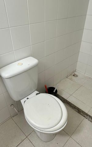 Casa de condomínio à venda com 250m², 5 quartos e 2 vagas Casa de condomínio à venda com 250m², 5 quartos e 2 vagasBanheiro de serviço