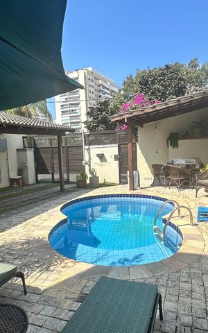 Casa de condomínio à venda com 250m², 5 quartos e 2 vagas Casa de condomínio à venda com 250m², 5 quartos e 2 vagasQuintal
