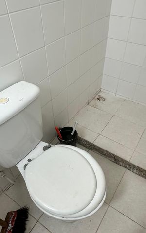 Casa de condomínio à venda com 250m², 5 quartos e 2 vagas Casa de condomínio à venda com 250m², 5 quartos e 2 vagasBanheiro de serviço
