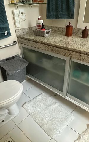 Casa de condomínio à venda com 250m², 5 quartos e 2 vagas Casa de condomínio à venda com 250m², 5 quartos e 2 vagasBanheiro da Suíte 4