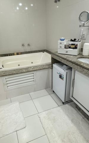 Casa de condomínio à venda com 250m², 5 quartos e 2 vagas Casa de condomínio à venda com 250m², 5 quartos e 2 vagasBanheiro da Suíte 3