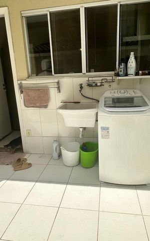 Casa de condomínio à venda com 250m², 5 quartos e 2 vagas Casa de condomínio à venda com 250m², 5 quartos e 2 vagasÁrea de Serviço