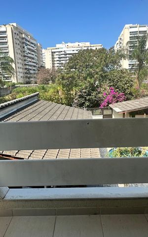 Casa de condomínio à venda com 250m², 5 quartos e 2 vagas Casa de condomínio à venda com 250m², 5 quartos e 2 vagasVaranda da Suíte 4