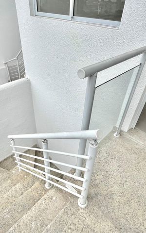 Casa à venda com 53m², 2 quartos e 1 vaga Casa à venda com 53m², 2 quartos e 1 vagaEscada