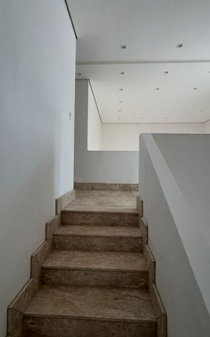 Casa de condomínio à venda com 700m², 4 quartos e 8 vagas Casa de condomínio à venda com 700m², 4 quartos e 8 vagasEscada