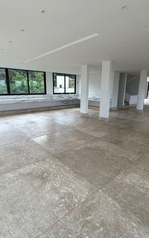 Casa de condomínio à venda com 700m², 4 quartos e 8 vagas Casa de condomínio à venda com 700m², 4 quartos e 8 vagasSala