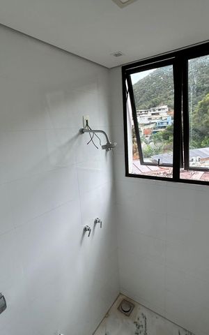 Casa de condomínio à venda com 700m², 4 quartos e 8 vagas Casa de condomínio à venda com 700m², 4 quartos e 8 vagasBanheiro 3