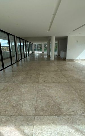 Casa de condomínio à venda com 700m², 4 quartos e 8 vagas Casa de condomínio à venda com 700m², 4 quartos e 8 vagasSala