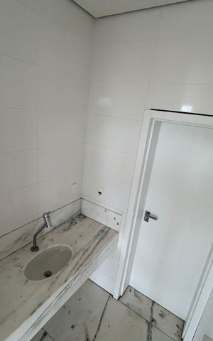 Casa de condomínio à venda com 700m², 4 quartos e 8 vagas Casa de condomínio à venda com 700m², 4 quartos e 8 vagasBanheiro 4