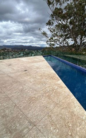 Casa de condomínio à venda com 700m², 4 quartos e 8 vagas Casa de condomínio à venda com 700m², 4 quartos e 8 vagasÁrea Externa