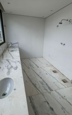 Casa de condomínio à venda com 700m², 4 quartos e 8 vagas Casa de condomínio à venda com 700m², 4 quartos e 8 vagasBanheiro 1