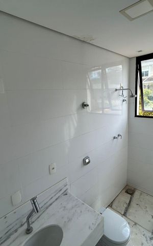 Casa de condomínio à venda com 700m², 4 quartos e 8 vagas Casa de condomínio à venda com 700m², 4 quartos e 8 vagasBanheiro 2