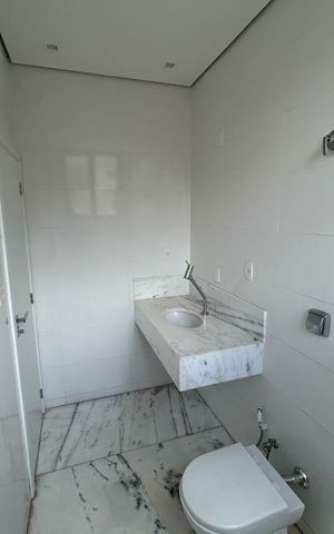 Casa de condomínio à venda com 700m², 4 quartos e 8 vagas Casa de condomínio à venda com 700m², 4 quartos e 8 vagasBanheiro 2