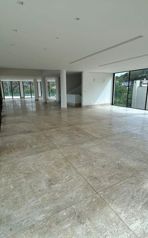 Casa de condomínio à venda com 700m², 4 quartos e 8 vagas Casa de condomínio à venda com 700m², 4 quartos e 8 vagasSala