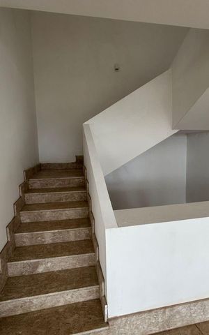 Casa de condomínio à venda com 700m², 4 quartos e 8 vagas Casa de condomínio à venda com 700m², 4 quartos e 8 vagasEscada