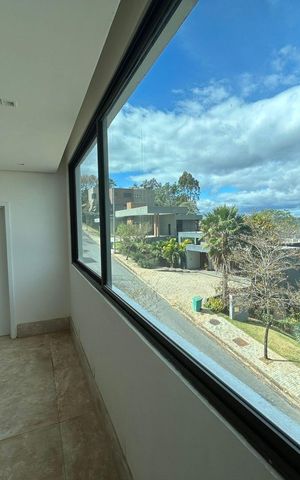 Casa de condomínio à venda com 700m², 4 quartos e 8 vagas Casa de condomínio à venda com 700m², 4 quartos e 8 vagasQuarto 1