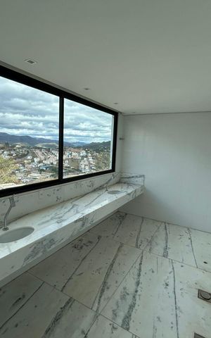 Casa de condomínio à venda com 700m², 4 quartos e 8 vagas Casa de condomínio à venda com 700m², 4 quartos e 8 vagasBanheiro 1