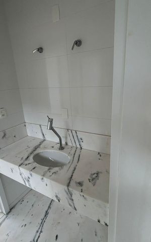 Casa de condomínio à venda com 700m², 4 quartos e 8 vagas Casa de condomínio à venda com 700m², 4 quartos e 8 vagasBanheiro 3