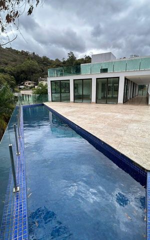 Casa de condomínio à venda com 700m², 4 quartos e 8 vagas Casa de condomínio à venda com 700m², 4 quartos e 8 vagasÁrea Externa