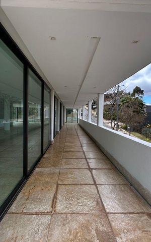 Casa de condomínio à venda com 700m², 4 quartos e 8 vagas Casa de condomínio à venda com 700m², 4 quartos e 8 vagasÁrea Externa