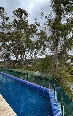 Casa de condomínio à venda com 700m², 4 quartos e 8 vagas Casa de condomínio à venda com 700m², 4 quartos e 8 vagasÁrea Externa