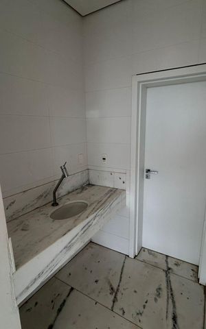 Casa de condomínio à venda com 700m², 4 quartos e 8 vagas Casa de condomínio à venda com 700m², 4 quartos e 8 vagasBanheiro 4