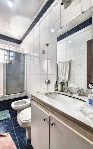 Casa à venda com 220m², 4 quartos e 4 vagas Casa à venda com 220m², 4 quartos e 4 vagasBanheiro