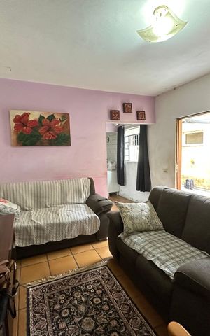 Casa à venda com 278m², 2 quartos e 3 vagas Casa à venda com 278m², 2 quartos e 3 vagasSala