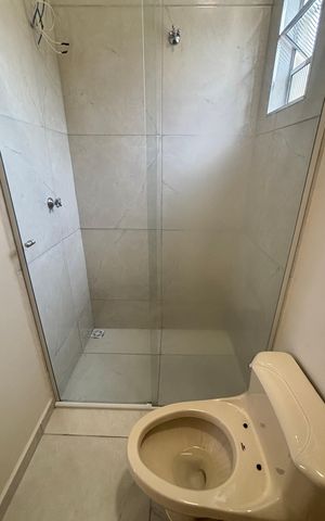 Casa de condomínio à venda com 80m², 2 quartos e 3 vagas Casa de condomínio à venda com 80m², 2 quartos e 3 vagasBanheiro da Suíte
