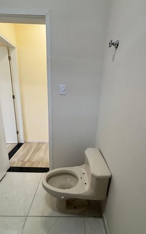 Casa de condomínio à venda com 80m², 2 quartos e 3 vagas Casa de condomínio à venda com 80m², 2 quartos e 3 vagasBanheiro