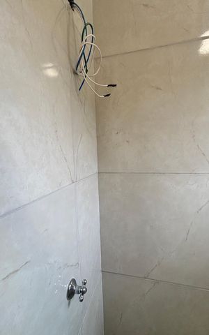 Casa de condomínio à venda com 80m², 2 quartos e 3 vagas Casa de condomínio à venda com 80m², 2 quartos e 3 vagasBanheiro da Suíte