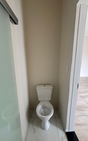 Casa de condomínio à venda com 80m², 2 quartos e 4 vagas Casa de condomínio à venda com 80m², 2 quartos e 4 vagasBanheiro da Suíte