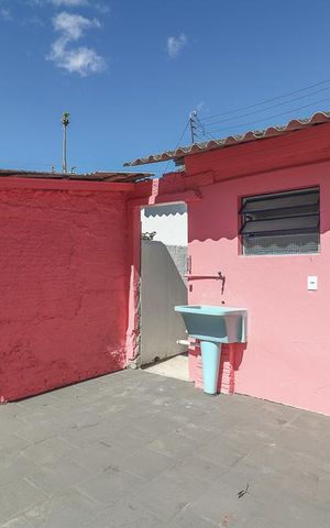 Casa para alugar com 65m², 2 quartos e 1 vagaFundos