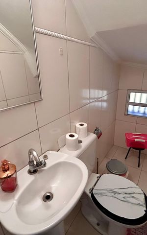 Casa à venda com 107m², 3 quartos e 2 vagas Casa à venda com 107m², 3 quartos e 2 vagasLavabo